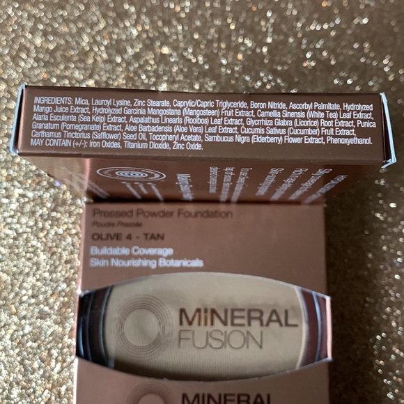 Pressed Powder Foundation with Buildable Coverage in Olive 4- Tan - Picture 3 of 3